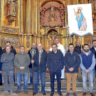 Hermanos de la tres veces centenaria Cofradía del Ángel, ayer, en la Iglesia de Santiago de Cigales.-EL MUNDO