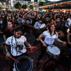 Los colombianos protesntan en las calles con música.-AFP