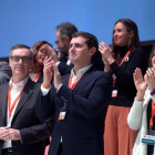 Albert Rivera y parte de su ejecutiva, en el acto de cierre del congreso que se ha celebrado en el teatro municipal de Coslada (Madrid).-DAVID CASTRO