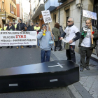 Miembros del comité de empresa de Renfe en Valladolid en la concentración a las puertas de VAV.-J.M. LOSTAU