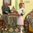 Manuel González y su hijo Sergio González, junto con uno de los roscones y el cheque del premio.-E. M.