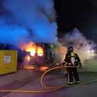 Actuación de los bomberos para sofocar las llamas en la ambulancia de Tudela de Duero. -E.PRESS