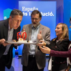 Garcia Albiol sopla las velas del pastel de su cumpleaños, en presencia de Mariano Rajoy, Marisa Xandri, líder del PP de Lleida, y Dolors Montserrat.-ACN