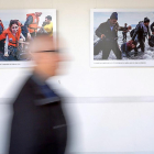 Un visitante camina por la exposición ‘Seguir con vida’ de Médicos Sin Fronteras.-PHOTOGENIC/ MIGUEL ÁNGEL SANTOS