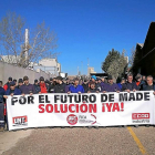 Trabajadores de Isowat Made durante una de las concentraciones realizadas en la factoría medinense.-EL MUNDO