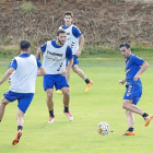 Alfaro controla el balón durante la sesión de entrenamiento.-M. Á. Santos