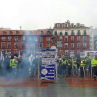 Policías municipales durante su protesta de ayer en el Plaza Mayor.-E. M.