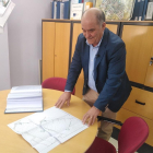 El alcalde de La Cistérniga, Mariano Suárez, observa el mapa de las próximas obras de saneamiento .-D.V.