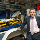 Carlos Magdaleno posa ante una ambulancia de Ambuibérica en la sede social de la compañía en Valladolid.-J.M. LOSTAU