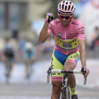 Contador levanta un brazo, tras sentirse ganador del Giro en la cima de Sestriere.-Foto:   REUTERS / LA PRESSE / FABIO FERRARI