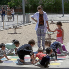 Un grupo de niños de los comedores escolares juega en el patio del colegio Entre Ríos.-PABLO REQUEJO