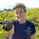 Una joven vendimiadora muestra un racimo de uvas durante la vendimia pasada en El Bierzo.-