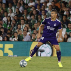 Alcaraz controla el balón mientras busca un pase, en el Villamarín.-LALIGA