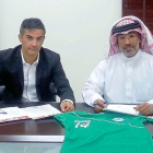 El vallisoletano Manuel Retamero firmando su contrato con el dueño del Budaiya Club de Bahréin.-EL MUNDO