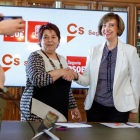 Apretón de manos entre Clara Luquero y María José García Orejana.-ICAL