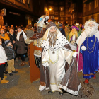 Los tres Reyes Magos saludan a los más pequeños en el barrio Pajarillos.-J. M. LOSTAU