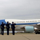 El Air Force One en la base Andrew.-AP / JOSÉ LUÍS MAGANA