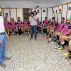 El presidente Mario Arranz da la bienvenida a la plantilla en el vestuario del polideportivo Huerta del Rey.-J. M. LOSTAU
