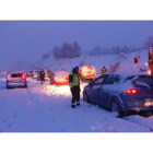 Cientos de conductores continúan atrapados en la AP-61 debido al fuerte temporal de nieve.-ICAL