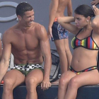Cristiano Ronaldo y Georgina Rodríguez, durante una de las paradas del yate en el que navegaron por aguas de Formentera, el pasado día 8 de julio.-GTRES / ADRIANO ÁLVAREZ