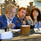 Manuel Saravia y Óscar Puente, en un pleno del Ayuntamiento.-J.M. LOSTAU