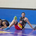 Sergio de la Fuente (derecha) haciendo ejercicios de estiramiento junto a Álvaro Calvo.-MIGUEL ÁNGEL SANTOS