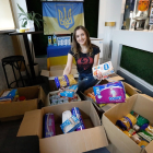 Anna, hostelera ucraniana, recibe más de diez cajas de productos para Ucrania tras su llamamiento en redes sociales. -J.M. LOSTAU