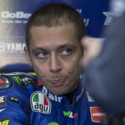 El italiano Valentino Rossi, en su box de Cheste (Valencia), durante el último gran premio de la temporada.-/ MIGUEL LORENZO
