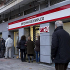 Personas esperando a las puertas de una oficina de empleo.-Gonzalo Arroyo