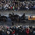 Miles de personas observan la procesión fúnebre de un rey muerto hace más de cinco siglos, Ricardo III (1452-1485), cuyos restos fueron hallados en el 2012, en Leicester, centro de Inglaterra.-Foto:  ANDY RAIN / EFE