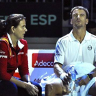 Conchita Martínez habla con Tommy Robredo en un descanso de su partido contra Andrey Rublev.-Foto:   EFE / JAVIER DELGADO