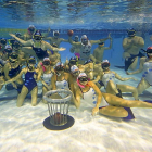 Los equipos masculino y femenino de Pirañas de Peñafiel posan bajo el agua de la piscina de Río Esgueva.-MIGUEL ÁNGEL SANTOS