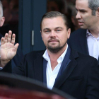 Leonardo DiCaprio saluda antes de entrar en el restaurante Home de Edimburgo-JANE BARLOW / AP