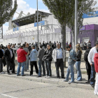 Aficionados ante el estadio José Zorrilla.-E.M.