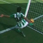 Mandi despeja el balón dentro de su portería en la jugada polémica.-TWITTER