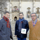 José María Eiros, Alberto Pérez y Carlos Cabezas muestran su libro delante del Palacio de Santa Cruz.-J. M. LOSTAU