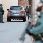 La Guardia Civil ha detenido a un marroqui de 24 anos residente en Espana por colaborar con la celula yihadista responsable de los atentados terroristas cometidos en agosto en Barcelona y Cambrils-EFE / DOMENECH CASTELLO