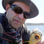 Paco Redondo con una magnífica carpa pescada a mosca seca. L.D.F.
