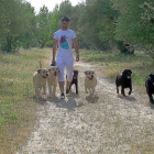 David Lago, impulsor junto a su mujer de un cementerio de animales de compañía, pasea con varios perros.-E.M.
