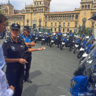 Óscar Puente junto a la nueva flota de motos de la Policía Municipal.-E. M.