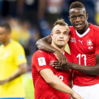 Los suizos Shaqiri y Zakaria, satisfechos por el 1-1 con Brasil.-LAURENT GILLIERON