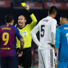 Mateu Lahoz muestra la tarjeta amarilla a Luis Suárez, en el clásico de Copa de la semana pasada.-GETTY IMAGES EUROPE