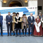 Óscar Puente y Jesús Julio Carnero posan junto a parte del elenco de la recreación de Carlos V.-J.M.LOSTAU