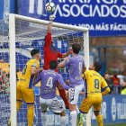 Casto despeja con el puño ante la presencia de Mata y Kiko Olivas, ayer en Alcorcón.-PHOTO-DEPORTE