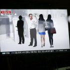 Un ciudadano surcoreano observa un informativo en la televisión que trata sobre la muerte de Kim Jong-nam.-JEON HEON-KYUN / EFE