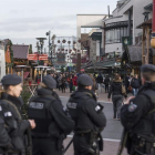 Varios policías vigilan la zona del centro comercial Centro en Oberhausen, Alemania, ayer.-EFE/Bernd Thissen