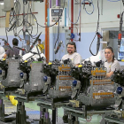 Imagen de archivo de trabajadores de la fábrica de motores de Renault en Valladolid en la cadena de producción.-ICAL