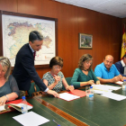 La consejera de Agricultura y Ganadería, Milagros Marcos (C), firma un convenio de colaboración con los Grupos de Acción Local de la provincia de Palencia.-ICAL