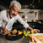 Cada vez es más frecuente el uso del higo en la gastronomía. En la imagen, el cocinero Duque del restaurante Montellén (Valladolid) elabora foie relleno de higos.-J.M. LOSTAU