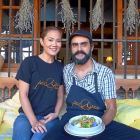 Louise–Clai Fu y Jesús López muestran uno de sus platos sentados ante una ventana del restaurante.-T.S.T
